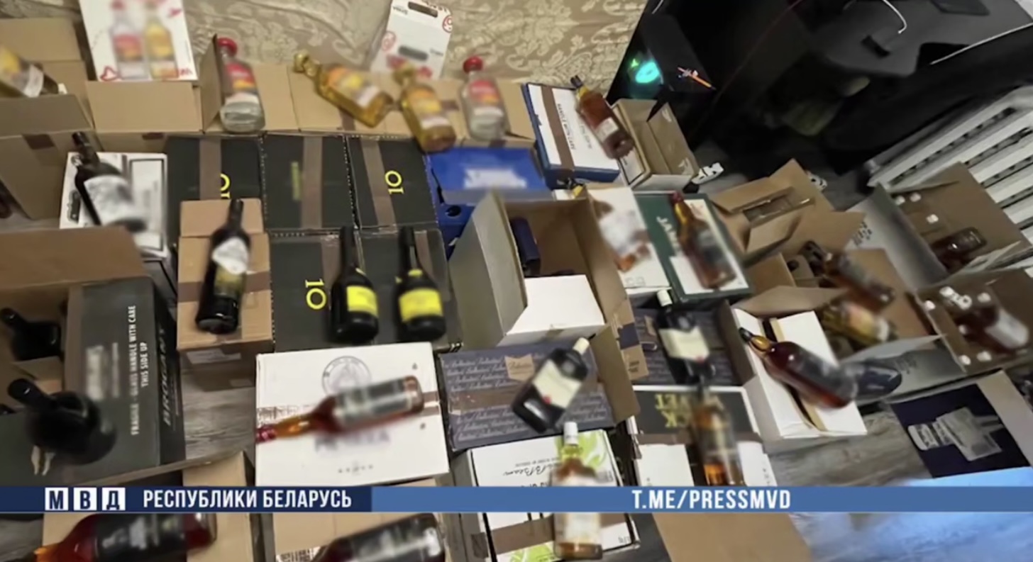 У белоруса изъяли 400 литров контрафактного алкоголя и более 800 пачек сигарет