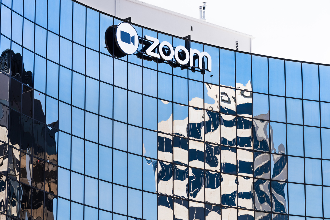 Zoom внедряет ИИ: будет пересказывать пропущенные беседы