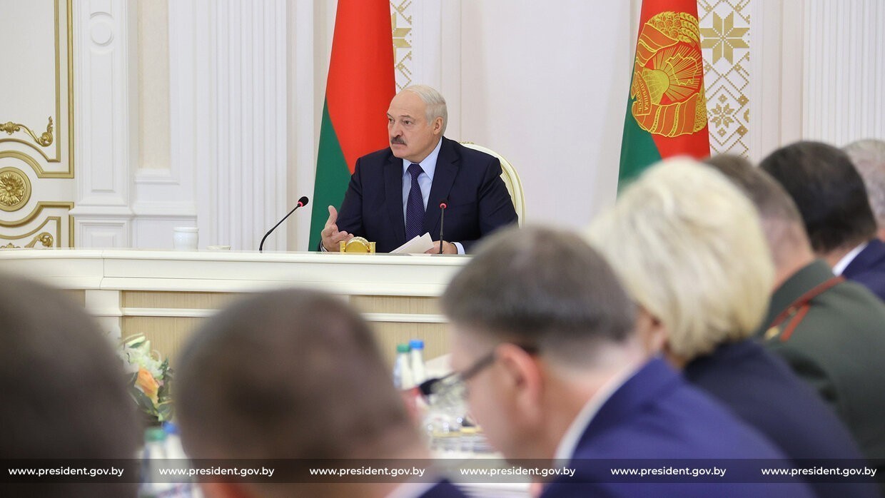 Лукашенко считает, что финансовые консультанты должны оказывать свои услуги бесплатно