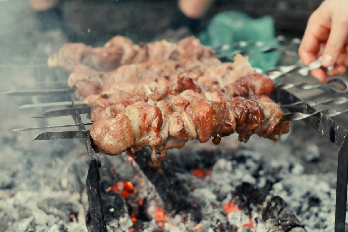 Белстат: Белорусы стали есть больше мяса и пить меньше водки