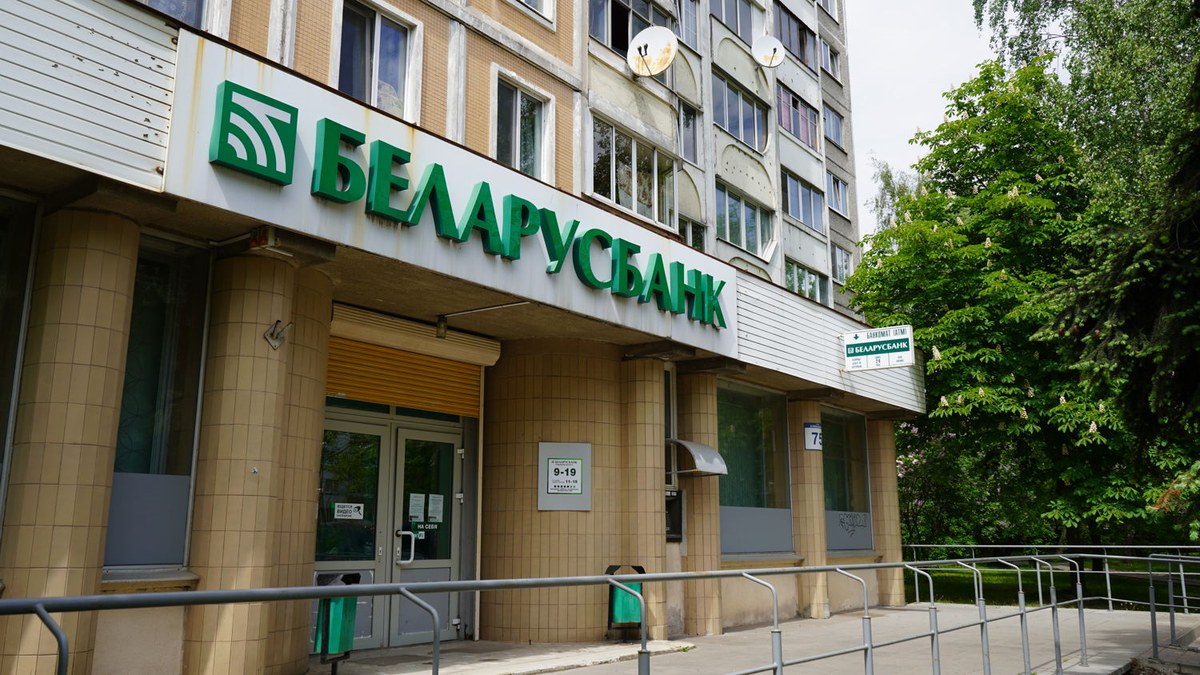 Вложился в первую частную авиакомпанию страны. 10 неизвестных фактов про Беларусбанк