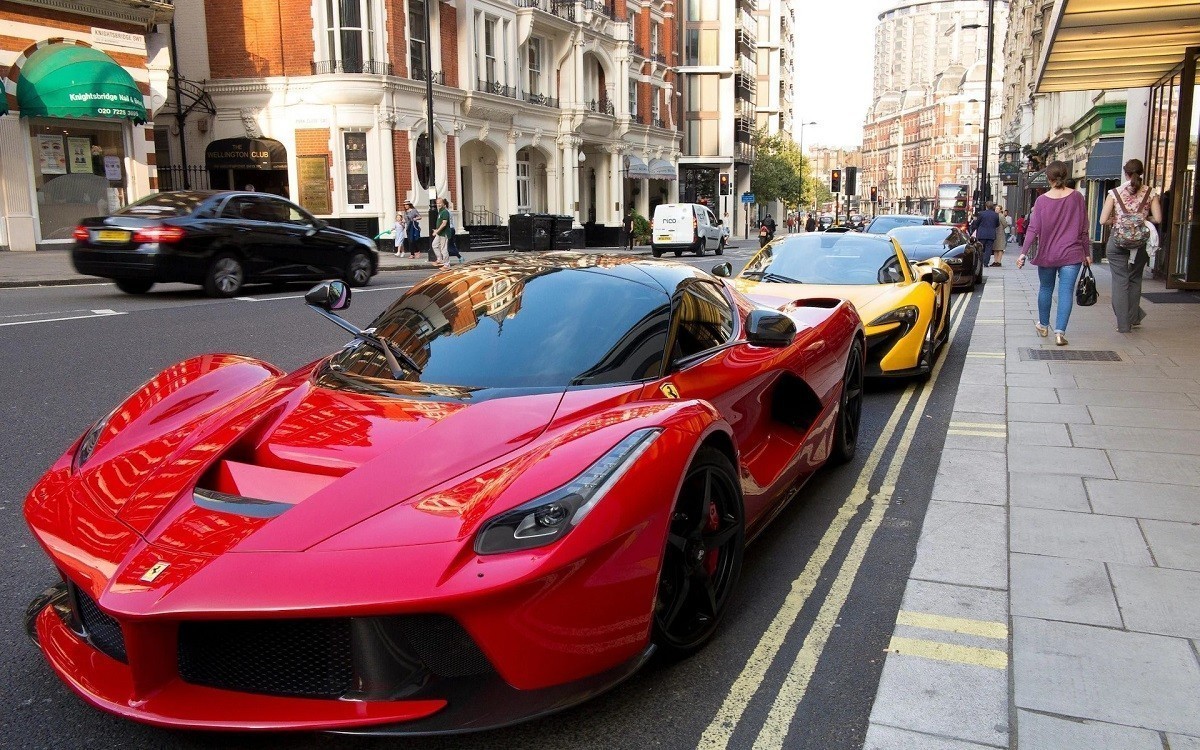 Lamborghini и Ferrari на приколе. Как владельцы суперкаров пострадали из-за войны в Иране