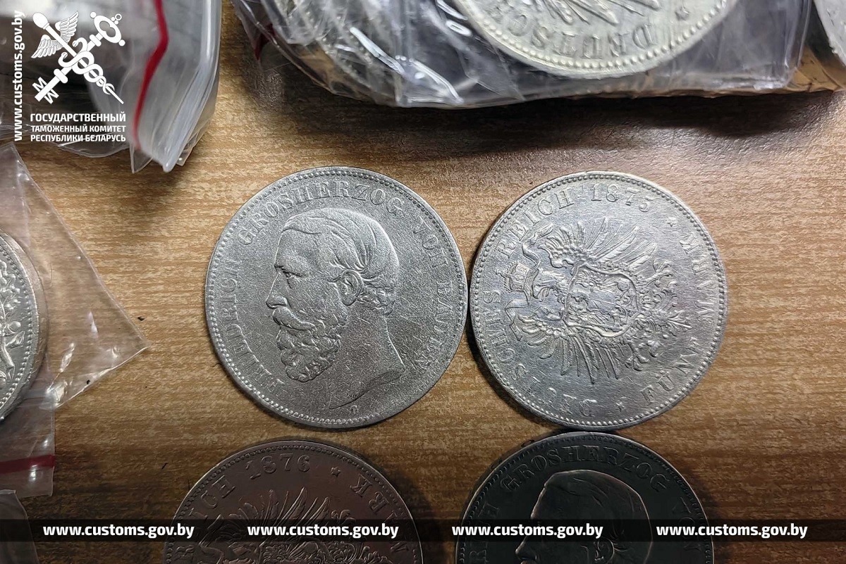 У белоруса могут конфисковать 450 серебряных монет. Их нелегально везли через границу