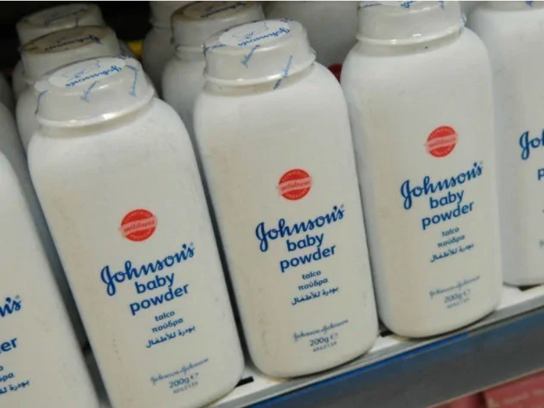 Johnson & Johnson перестанет продавать детскую присыпку на основе талька