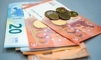 В 10 странах ЕС минимальная зарплата оказалась ниже €1000. А где самая высокая