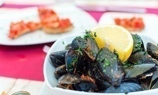 Икра и моллюски потеснили говядину и макароны. Какие продукты белорусы покупают чаще