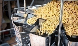 Вкус детства. Посмотрели, как в Лиде делают кукурузные палочки