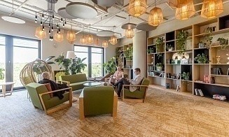 Инстаграмный вид на город и 5 тыс. зеленых растений. Каков внутри офис Сбера у цирка