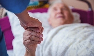 «Помыть маму я так и не смогла…» О чем надо помнить, ухаживая за больными родителями 