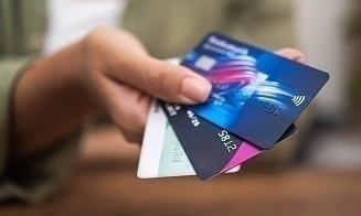 С манибэком и снятием наличных без комиссий: топ-8 карт для пенсионеров в белорусских банках