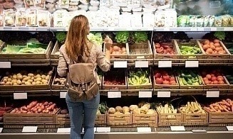 Почти в каждом пятом магазине Беларуси во время проверок находят просроченные товары