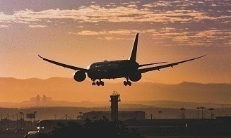 У Boeing снова проблемы: самолет потерял в полете часть обшивки