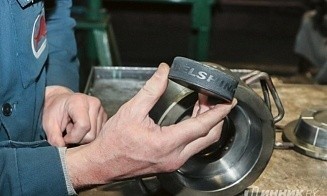 Белорусские хоккейные клубы перейдут на шайбы от «Белшины»