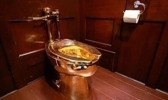В Великобритании судят банду, которая  украла из дворца золотой унитаз за $6 млн