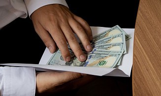В Минске гендиректор предприятия помог иностранной компании победить в тендере. Его ждет суд