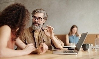 На треть больше вакансий и снижение конкуренции. Как менялся рынок труда в 2023 году