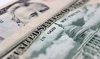 Белорусы четвертый месяц подряд покупают больше валюты, чем продают