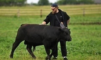 Батюшка из TikTok и еще 5 белорусов с серьезными профессиями, которые рвут соцсети