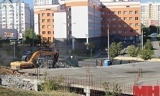 В Минске начали сносить большой паркинг-долгострой, который простаивал несколько лет