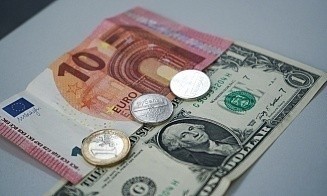 Перед выходными евро подорожал сразу на 8 копеек. А что с курсом доллара