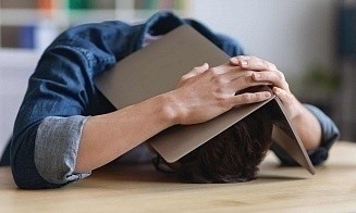 Исследование: две трети работающих зумеров испытывают стресс и быстро выгорают