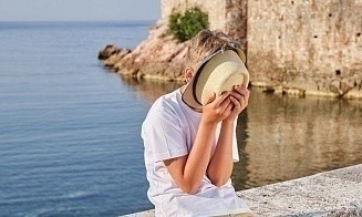 «Привезли на море, а он ходит с кислым лицом!» Надо ли превращать каникулы детей в праздник