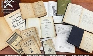 Немец пытался вывезти из Беларуси 100-летние книги и швейную машинку 