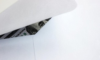 Двух заместителей директора крупной компании осудили за взятки на $300 тыс.