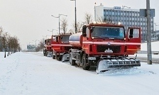 На уборку снега выведут вездеходы и БТРы, а некоторые дороги будут закрывать. Как в Беларуси сражаются с «Улли»
