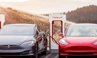 Tesla вновь снижает цены и доплачивает покупателям