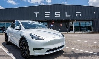 Восстание машин? На заводе Tesla робот напал на человека