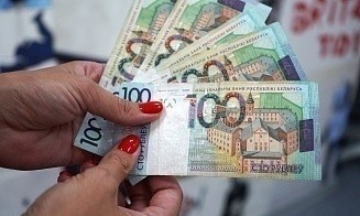 В феврале средняя зарплата в Беларуси незначительно выросла, а в Минске — снизилась