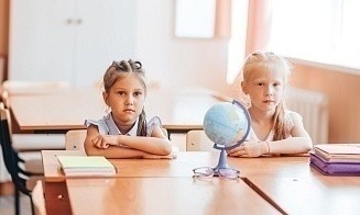 Все дети — с кривой спиной? Спросили у ортопеда, как научить ребенка сидеть ровно