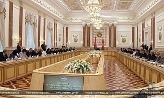Лукашенко рассказал, кто должен ремонтировать школы