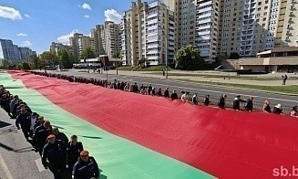 В центре Минска пронесли 500-метровый флаг Беларуси. Как проходит день госсимволов