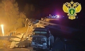 В России в Брянской области на пассажирский поезд упал мост. Есть погибшие