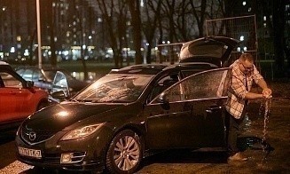 Машину на парковке затопило или на нее упало дерево. Юрист рассказал, что делать владельцу