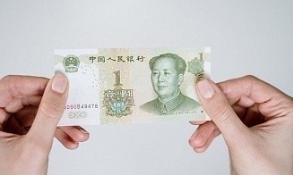 На белорусской бирже начали продавать бумажную упаковку за юани