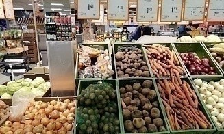 Топливо и огурцы дешевеют, водка и мясо дорожают. Как менялись цены в марте