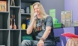 «Хотел бы сказать: „Эта книга сделает вас богаче“, но — нет!» Интервью с автором «Хулиномики»