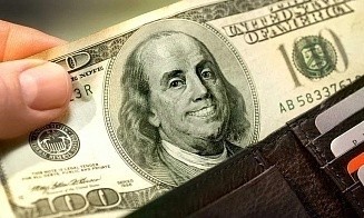 Доллар в России прыгнул выше 101 рубля. Белорусский рубль потерял почти 2%