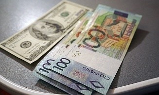 В июле белорусы продолжили продавать больше валюты, чем покупать