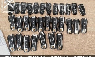 Семья белорусов пыталась провезти через границу 70 умных ключей для Porsche и Audi