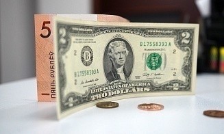 Доллар впервые за месяц стоит дешевле 3 рублей