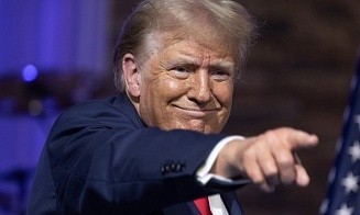 Трамп заплатил в ресторане на $500 больше и написал на чеке «долой налоги на чаевые»