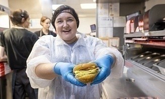 Как готовят знаменитую курочку KFC. Посмотрели, что происходит на кухне ресторана