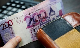 Средняя зарплата в Беларуси в феврале снизилась до минимума за три месяца