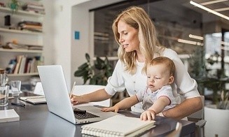 Образованная горожанка с двумя детьми. Белстат составил портрет белорусской матери