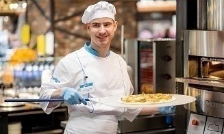 Мишина Италия. Как и зачем парень из детского дома готовит по 50 пицц в день