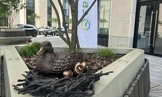 В центре Минска появилась скульптура СберУтки. Вот как она выглядит